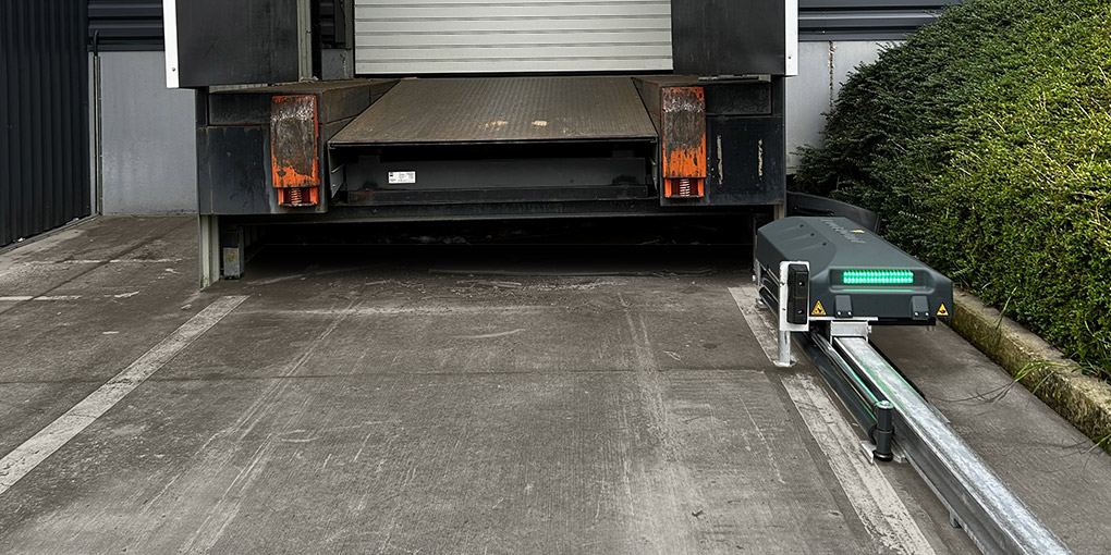 Le bloqueur cale-roue qui évite la circulation de piétons entre les camions