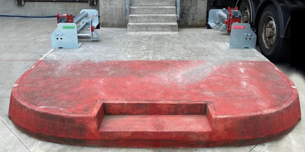 Retenue de véhicule par bloqueur de roue pour socle et guide-roues béton