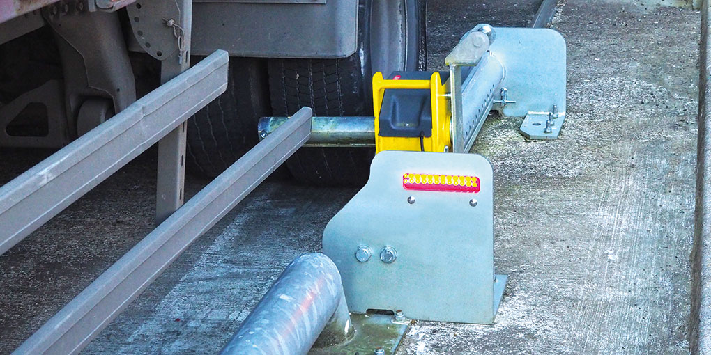 Wheel restraint with visual warning lights for trucks
