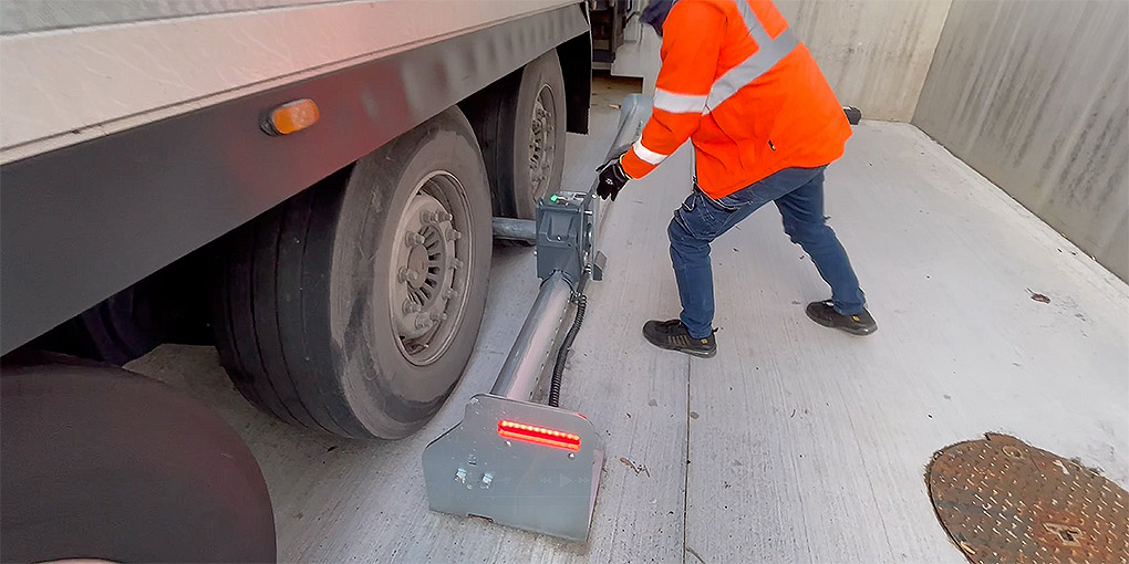 When your loading bays receive a wide variety of vehicles, the H50 XL wheel restraint is the solution you can rely on