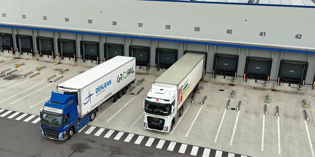 Safety wheel chocks, wheel a nd truck restraints installed in logistics platforms and industrial sites.