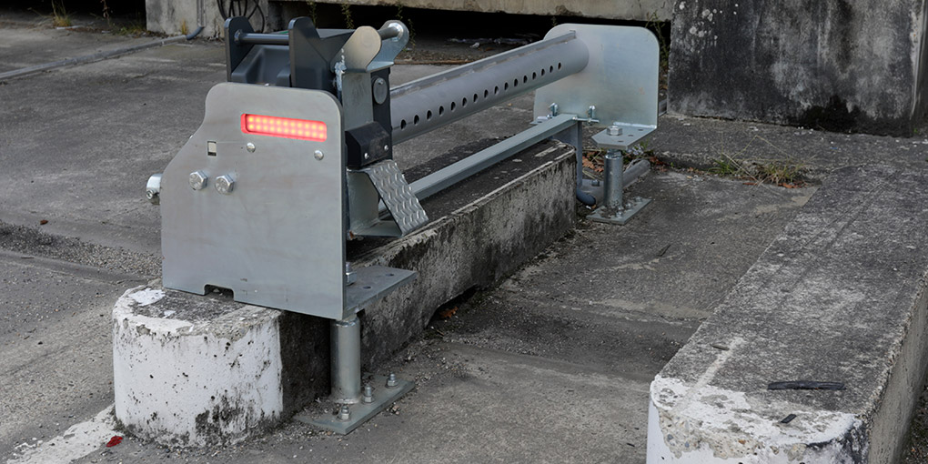 Even with narrow wheel guides, our wheel‑chock systems effectively immobilise trucks at the dock.