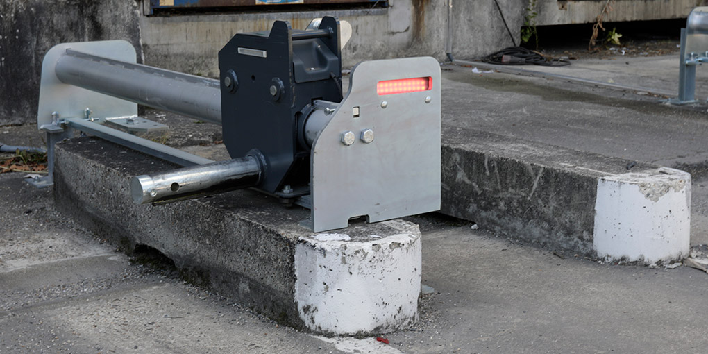 Transformez vos guide-roue en béton en leur ajoutant un bloqueur de roue manuel Inutile de reprendre le génie civil de votre cour de chargement pour installer des cale-roue bloqueurs à chaque quai de chargement