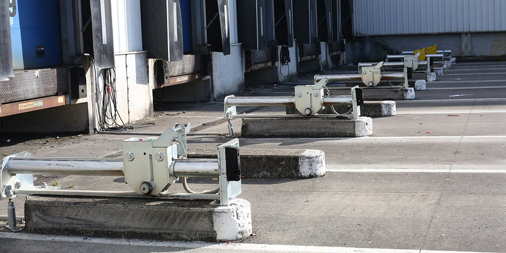 Pas besoin de génie civil lourd pour sécuriser vos quais équipés de guide-roues béton Pas de travaux de maçonnerie dans votre cour de chargement pour installer des cale-roue bloqueurs à chaque quai de chargement